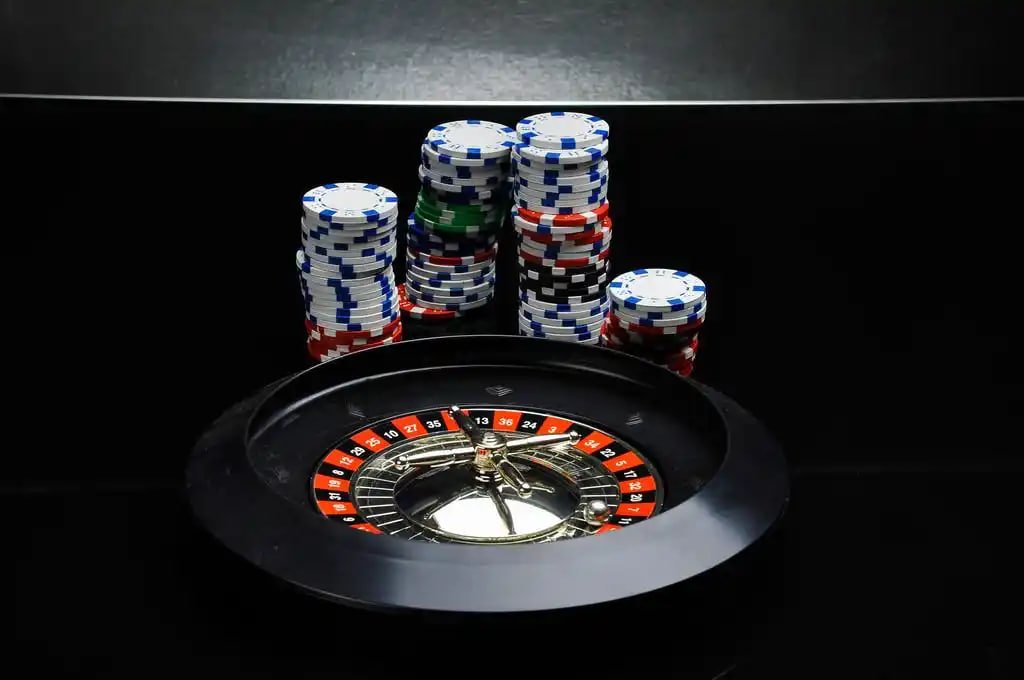 Antarmuka aplikasi Android ptliga menampilkan menu utama dengan link ke sportsbook, live casino, dan slot games